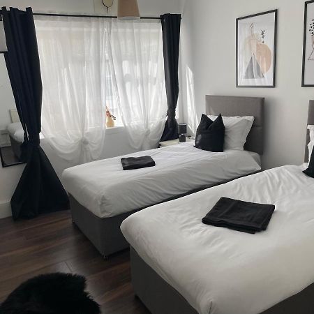 Lovely 2Bedroom 4Mins From Wimbledon Station Londra Esterno foto