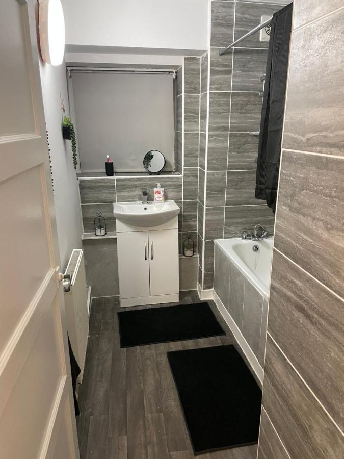 Lovely 2Bedroom 4Mins From Wimbledon Station Londra Esterno foto