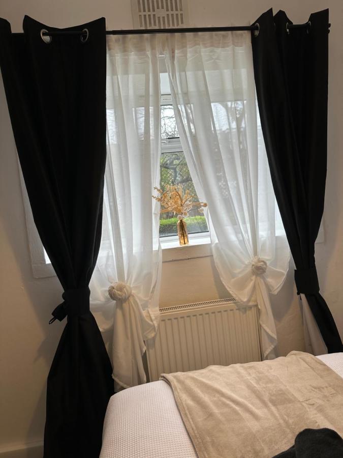 Lovely 2Bedroom 4Mins From Wimbledon Station Londra Esterno foto