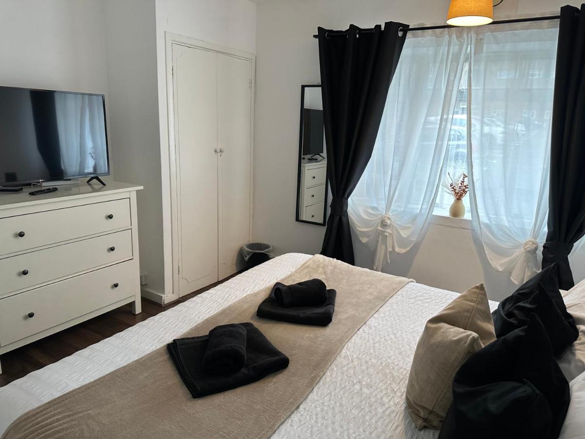 Lovely 2Bedroom 4Mins From Wimbledon Station Londra Esterno foto
