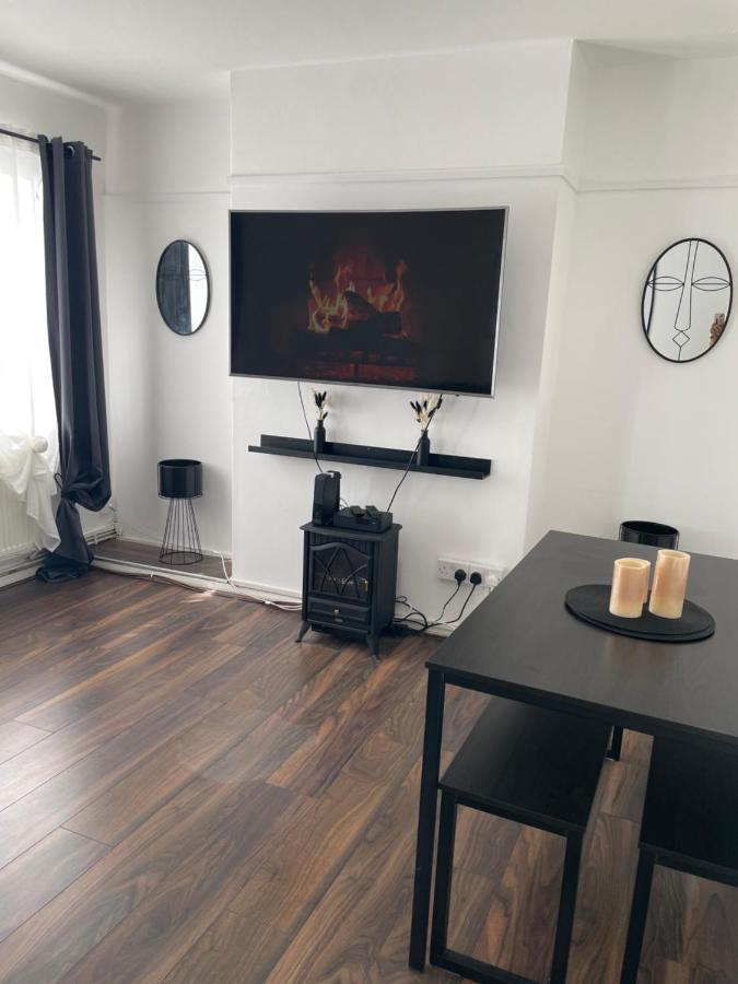 Lovely 2Bedroom 4Mins From Wimbledon Station Londra Esterno foto