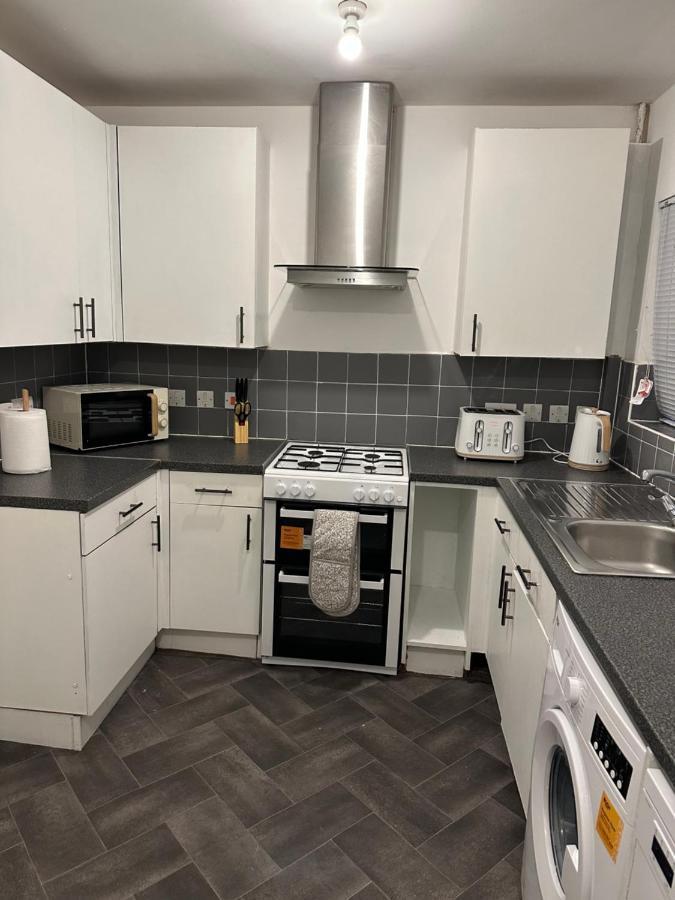 Lovely 2Bedroom 4Mins From Wimbledon Station Londra Esterno foto