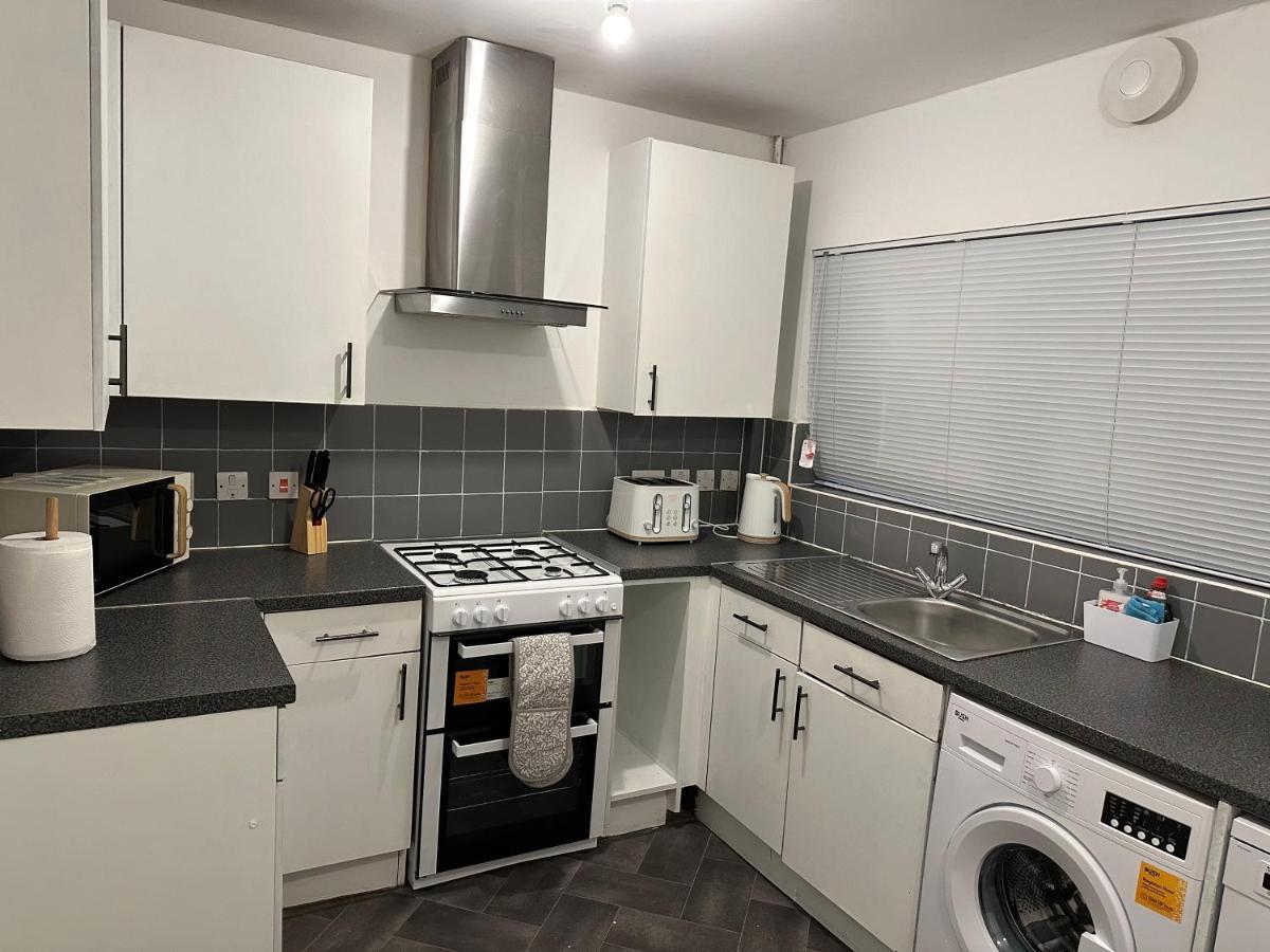 Lovely 2Bedroom 4Mins From Wimbledon Station Londra Esterno foto