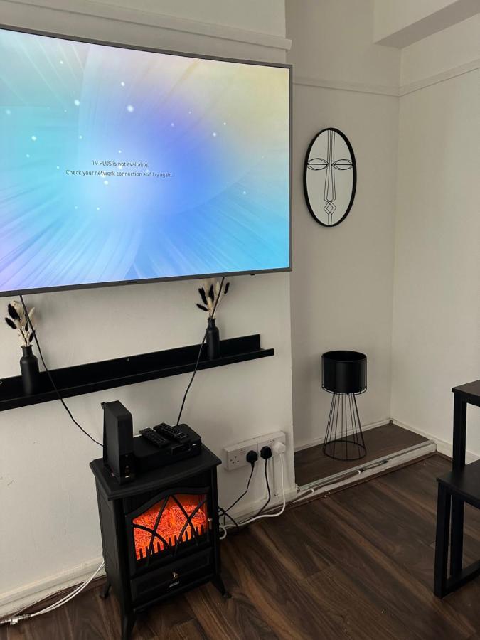 Lovely 2Bedroom 4Mins From Wimbledon Station Londra Esterno foto